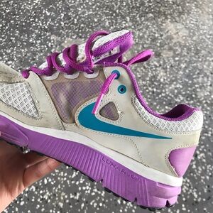 Womens Nike tennis shoes size 8 purple and gray.